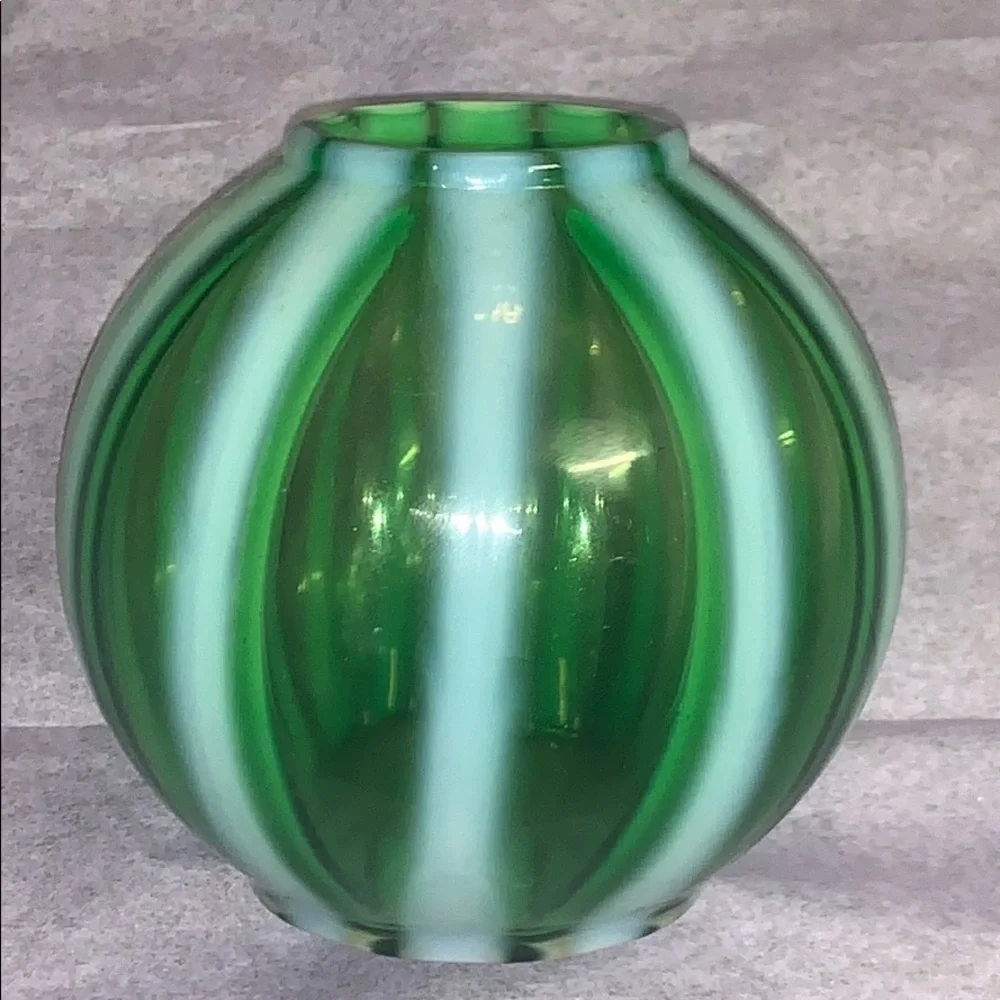 Fenton art glass green ivy ball new world